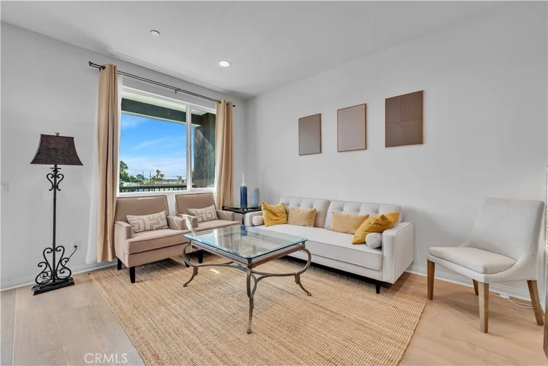 527 W Victor Ave