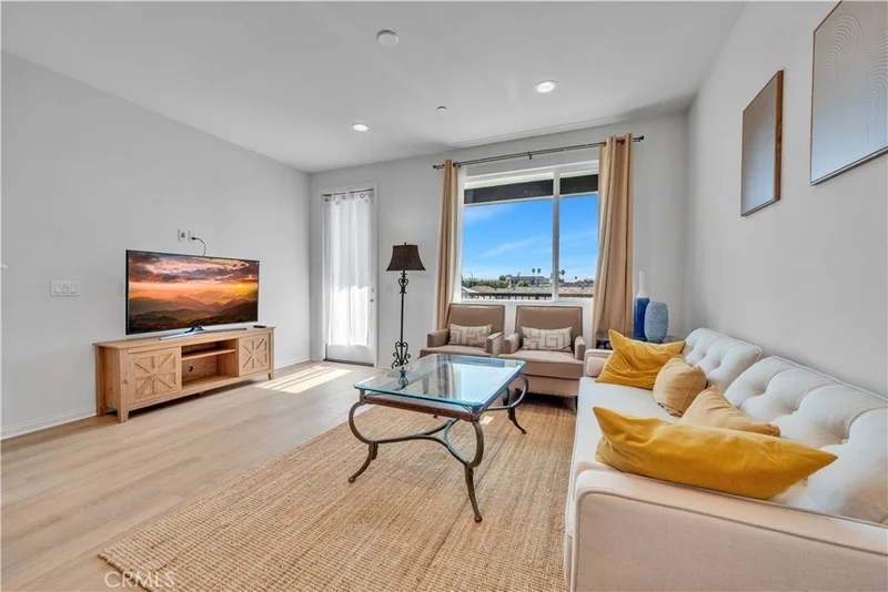 527 W Victor Ave photo 2