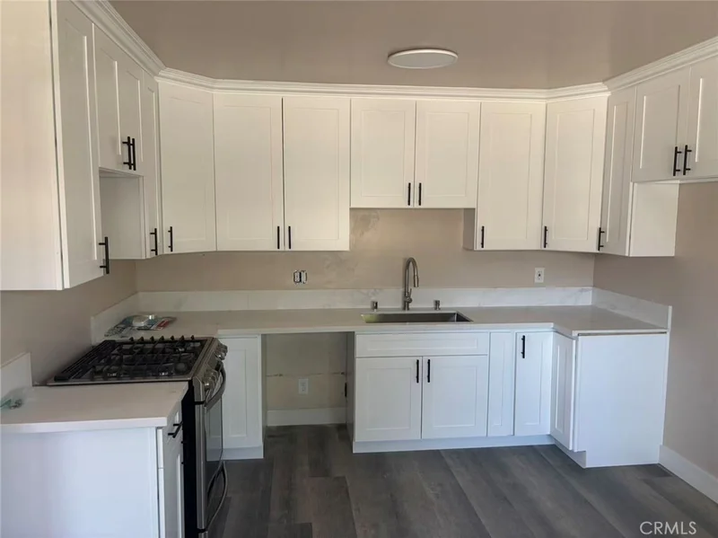 902 E Deodar ST A photo 2