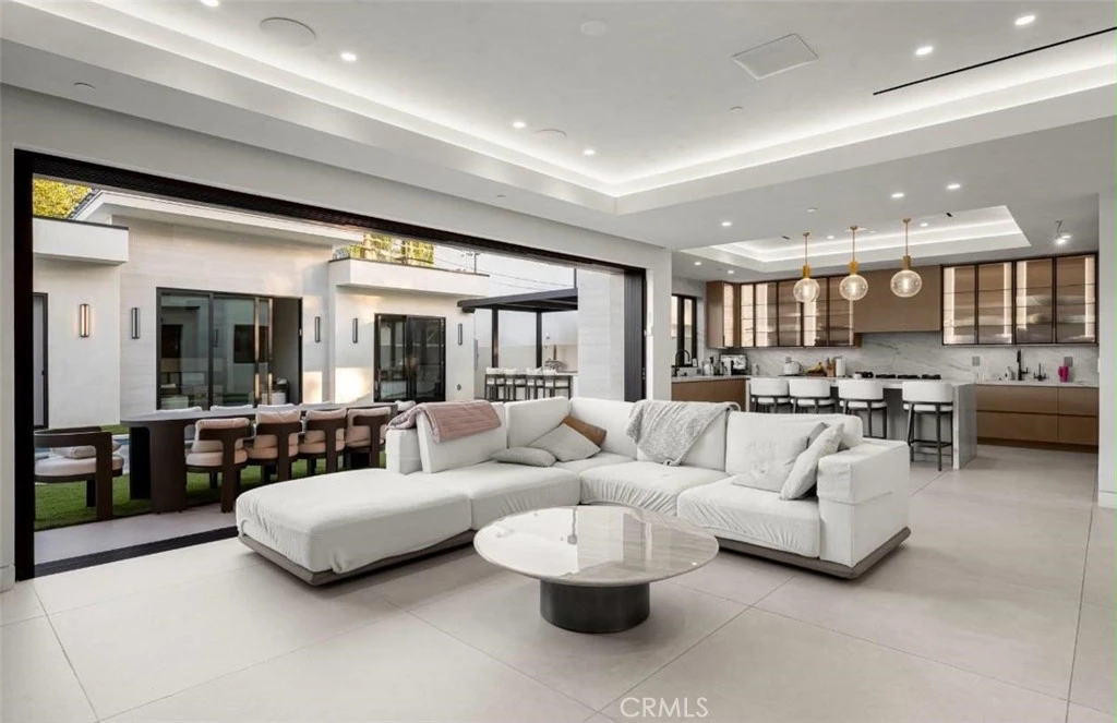 Interior 4