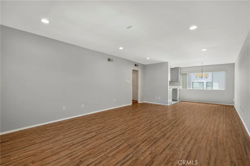 Photo 2 of 12801 Moorpark Street 303