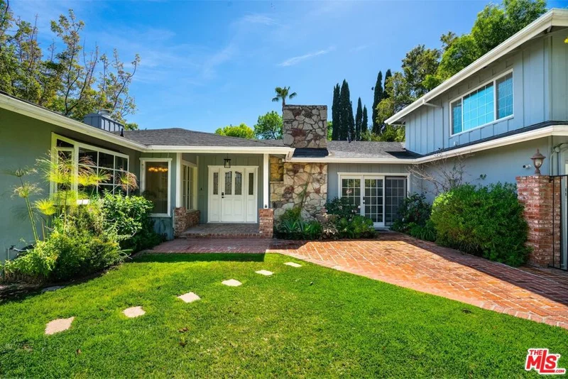 4645 Petit Avenue photo 2