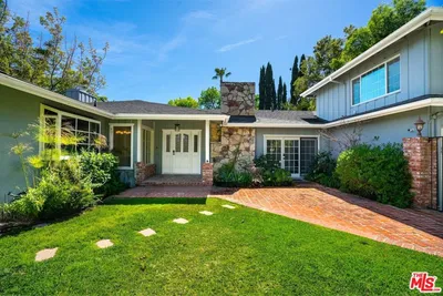 4645 Petit Avenue photo 2