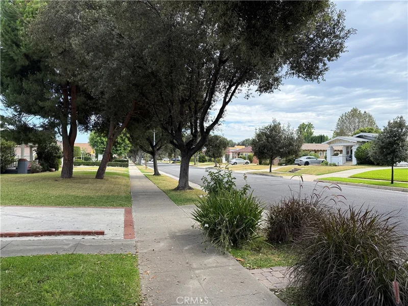 830 N Olive photo 2