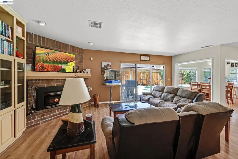 Photo 2 of 425 Cecelio Way