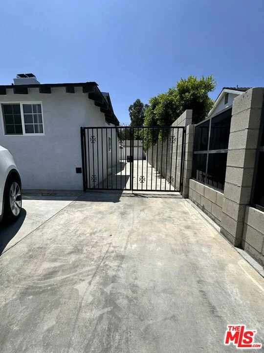 14552 Runnymede Street photo 2