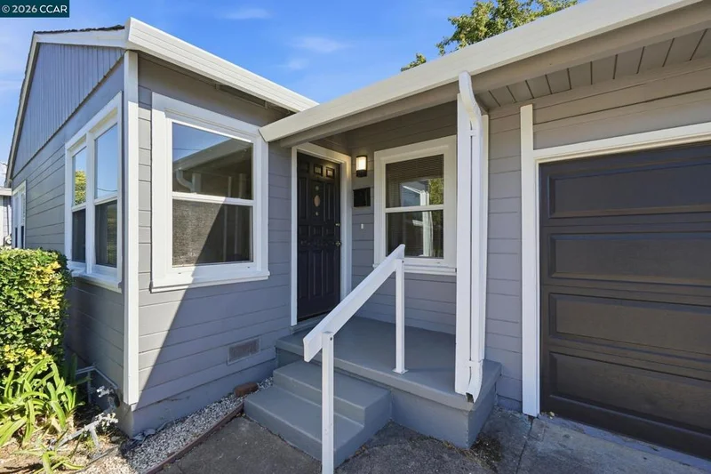 Photo 2 of 2880 Mount Diablo St