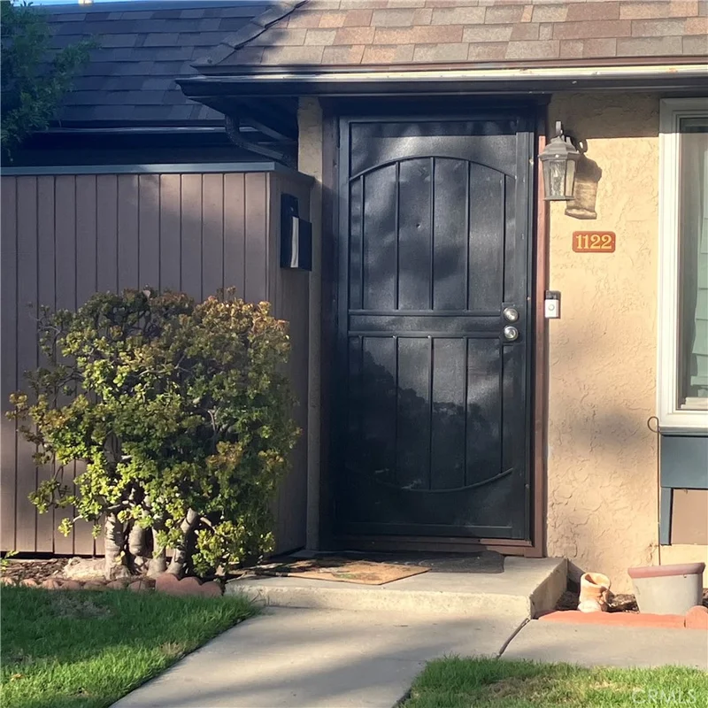 1122 S Dover photo 2