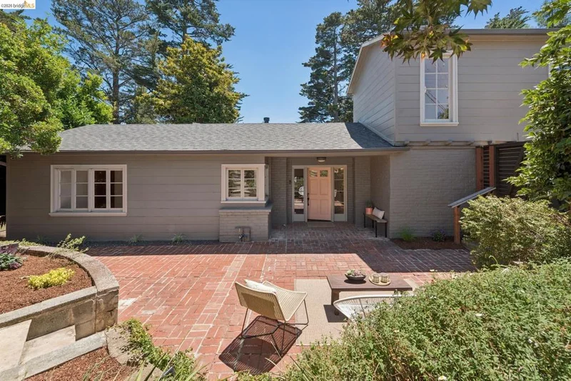 Photo 2 of 2339 Thackeray Dr