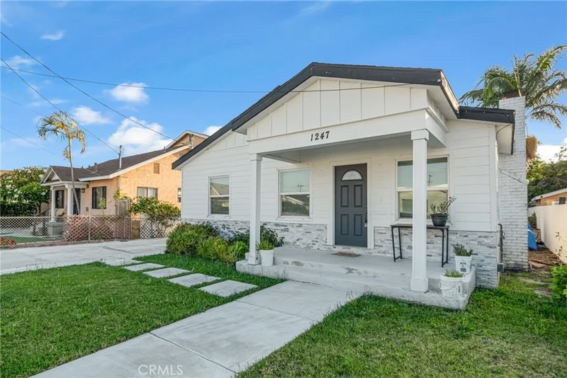 Photo 2 of 1247 N Neptune Avenue