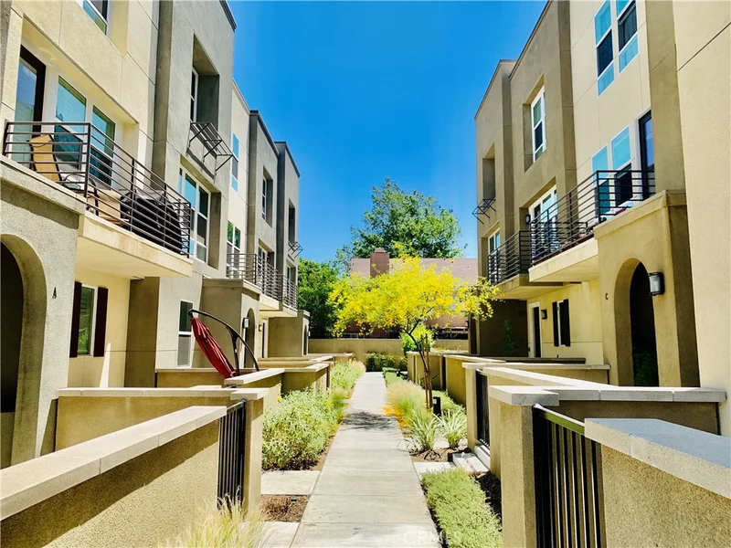 489 Rose Court E