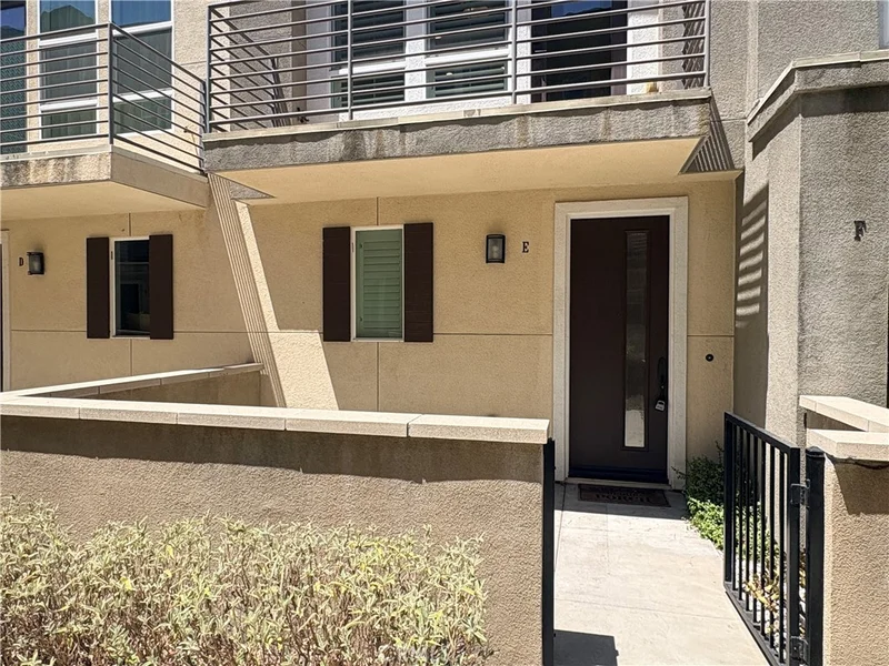 489 Rose Court E photo 2