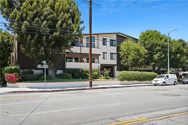 5805 Whitsett Avenue 211 photo 2