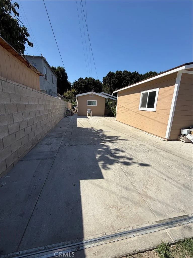 1329 E 56th photo 2