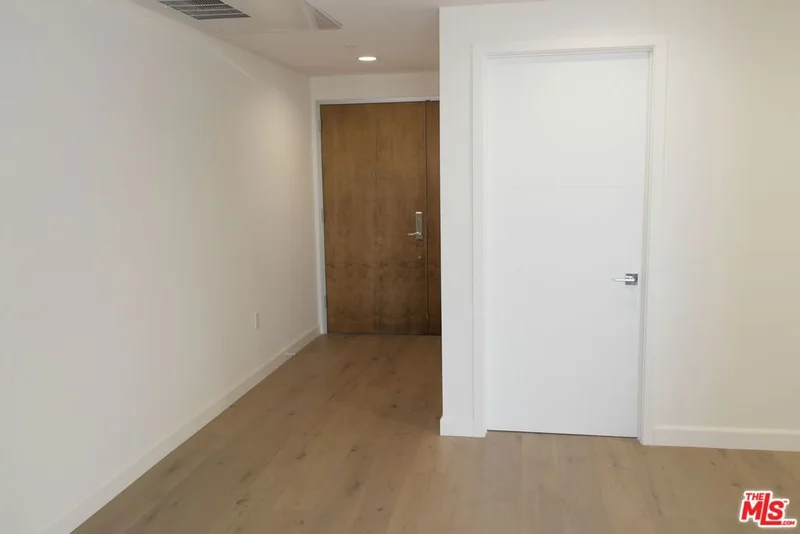 105 S MARIPOSA Avenue 302 photo 2