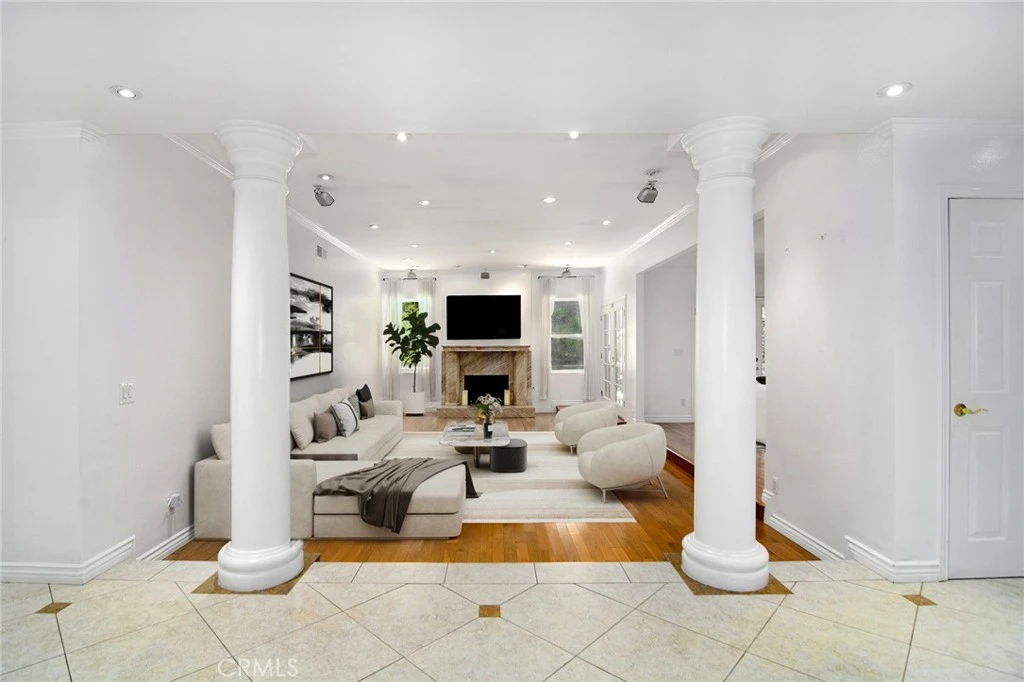 Interior 4