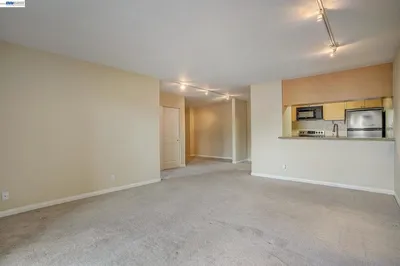 1085 Murrieta Blvd 205 photo 2