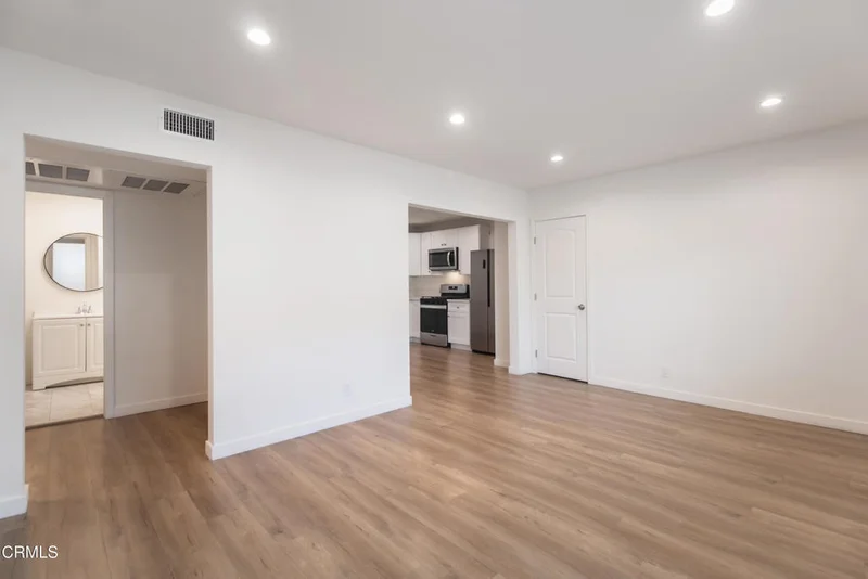 328 E Tujunga Avenue 7