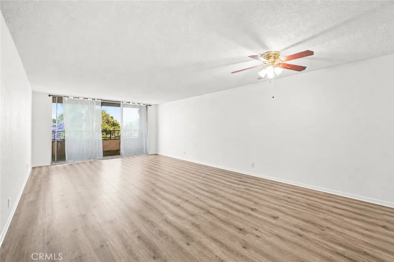 4505 California 402 photo 2