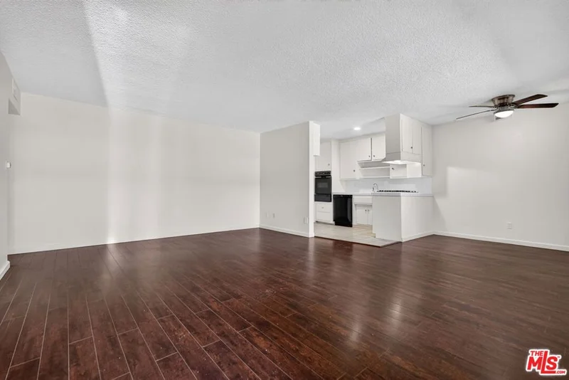 15540 Moorpark Street 7