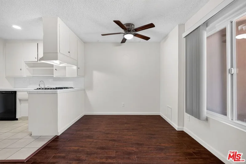 15540 Moorpark Street 7 photo 2