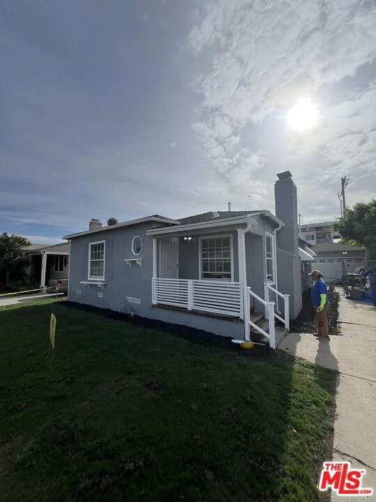10318 S Manhattan Place photo 2