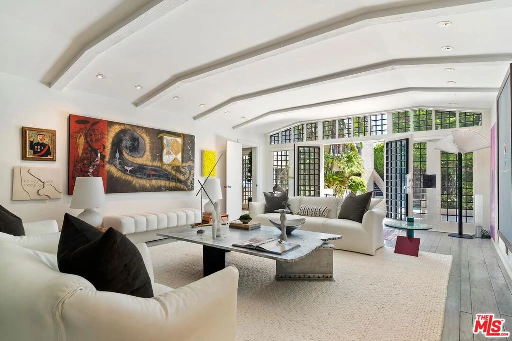 Interior 4