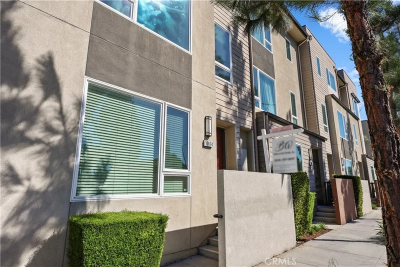 10674 Paramount