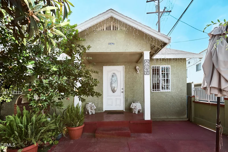 Photo 2 of 6362 Arbutus Avenue