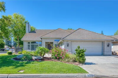 2231 E Pryor Drive photo 2
