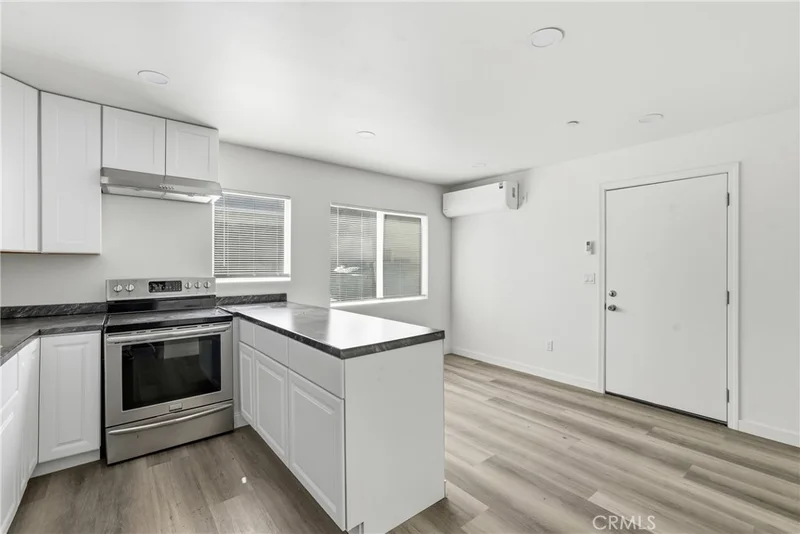 702 Walnut Street 6