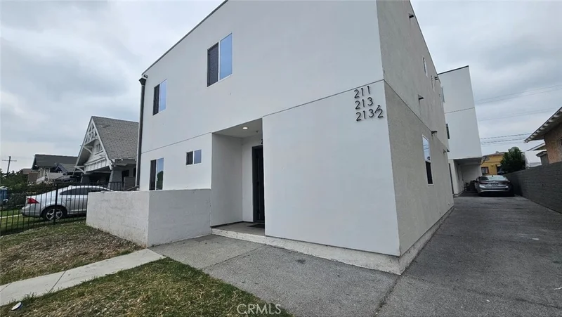 211 W 43rd