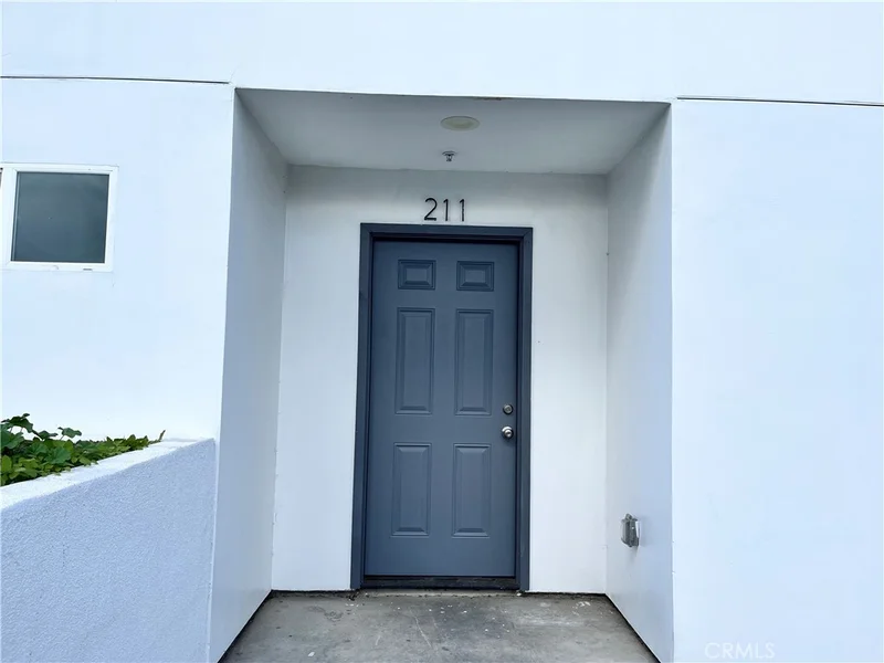 211 W 43rd photo 2