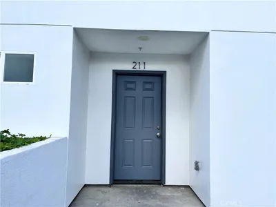 211 W 43rd photo 2