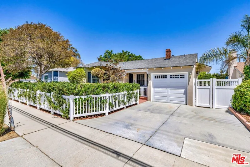 Photo 2 of 10257 Camarillo Street