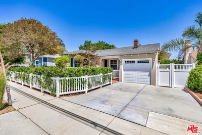 10257 Camarillo Street photo 2