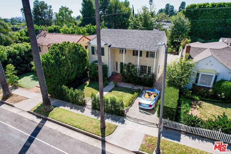 Photo 2 of 713 N Doheny Drive