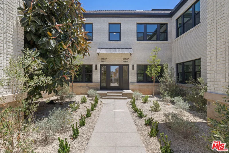 1404 1/2 S Wilton Place photo 2