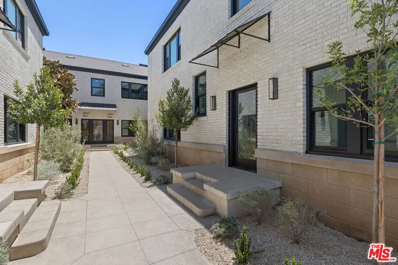 1406 S Wilton Place photo 2