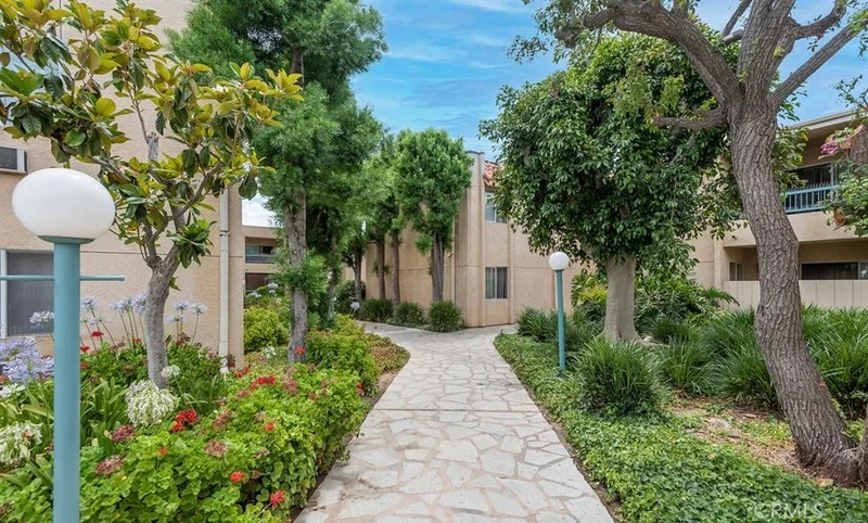 18307 Burbank 68 photo 2