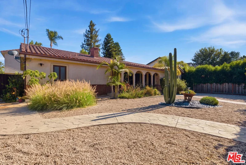 13800 Erwin Street photo 2