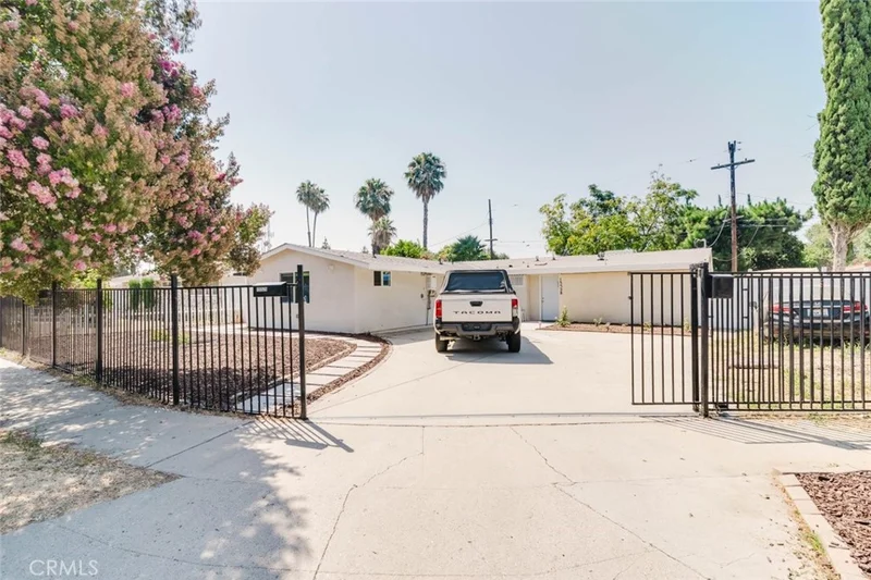 15526 Donmetz Street