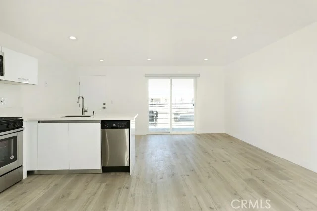 6745 Laurel Canyon Boulevard 204 photo 2