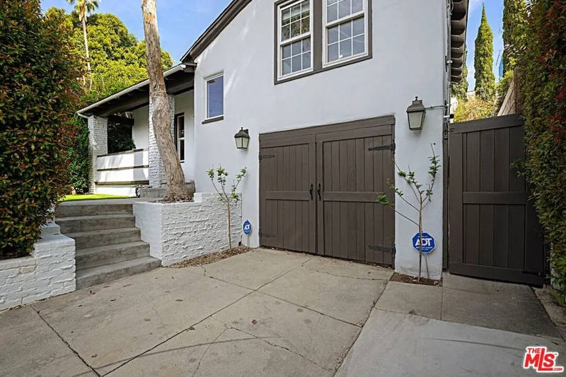 9023 PHYLLIS Avenue photo 2