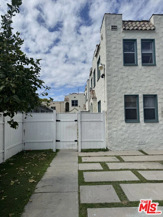 1225 West Boulevard 1/2