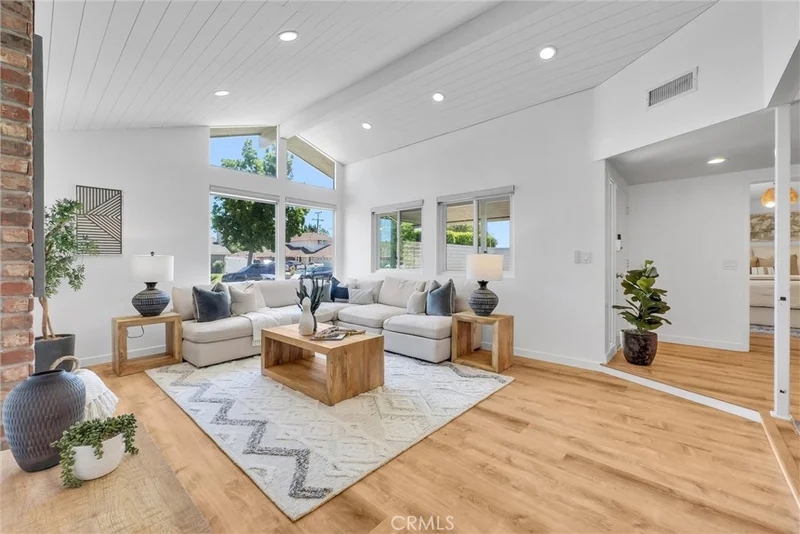 1517 E Riverview