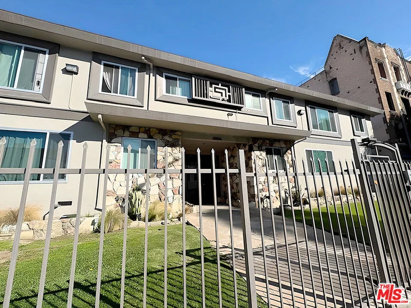 228 S Mariposa Avenue 16
