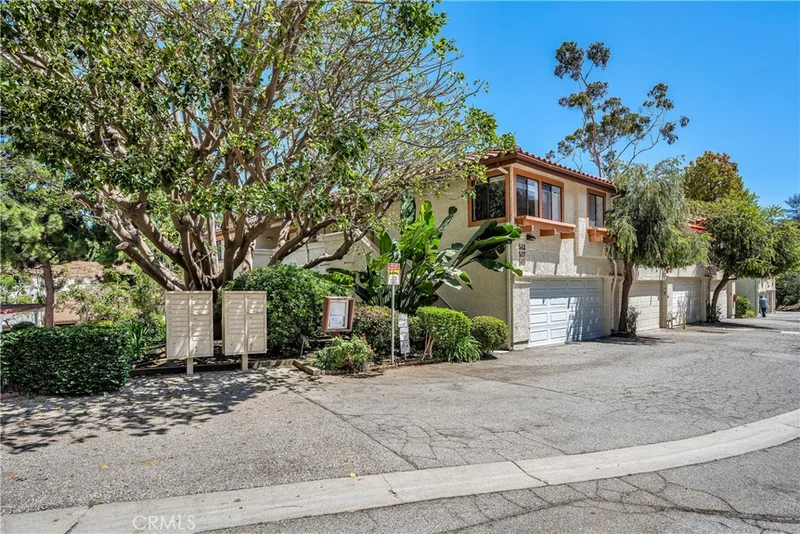 Photo 2 of 517 Palisades Drive