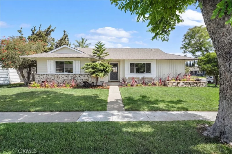 1765 W Goodhue