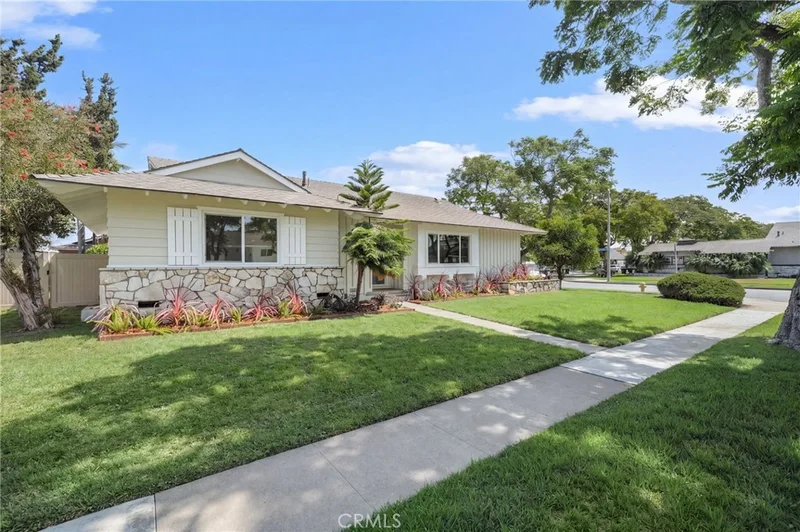 1765 W Goodhue photo 2